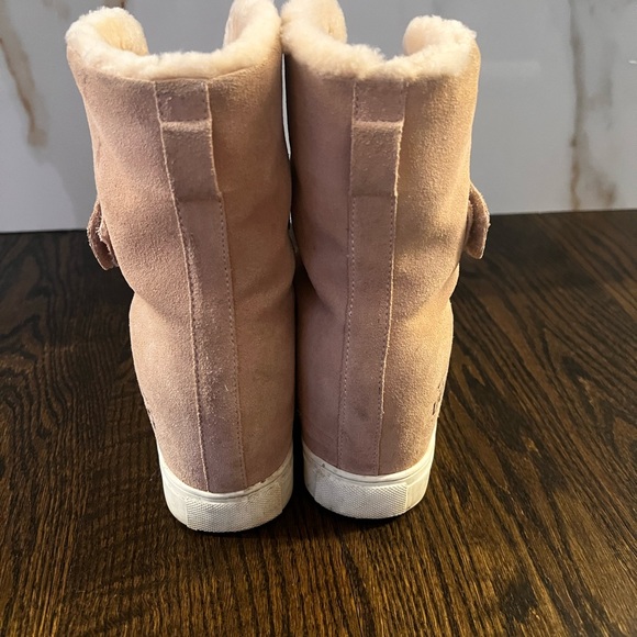 Ugg - Picture 3 of 11